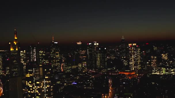 AERIAL: Vista del horizonte de Fráncfort del Meno, Alemania por las noches con luces de la ciudad — Vídeo de stock
