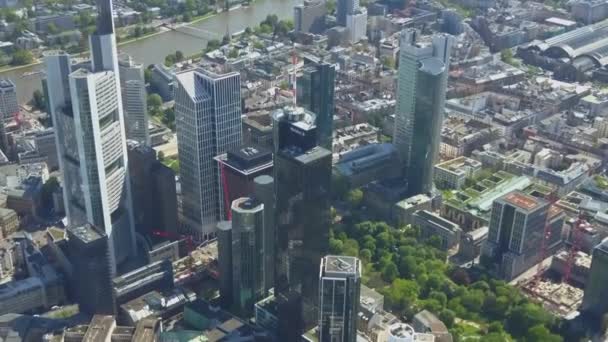 เหนือแฟรงค์เฟิร์ต am Main กับโดรนมองลงบนตึกระฟ้าในแสงแดดฤดูร้อนที่สวยงาม — วีดีโอสต็อก