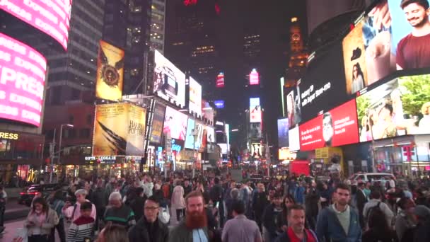 MOCIÓN LENTA: Times Square se ilumina por la noche con el tráfico, los coches y las personas que pasan — Vídeos de Stock