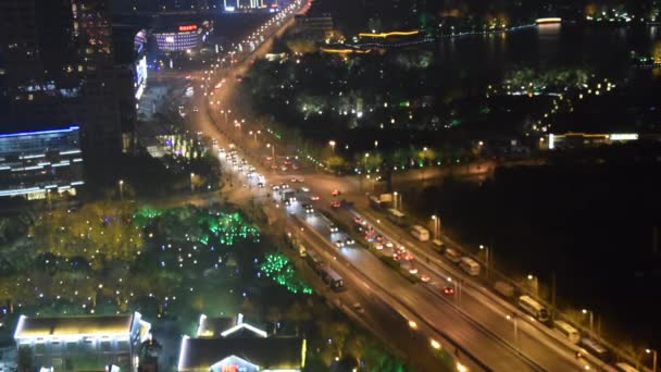 Gece Şangay 'da kavşak, araba trafiği ve şehir ışıkları devam ediyor. — Stok video