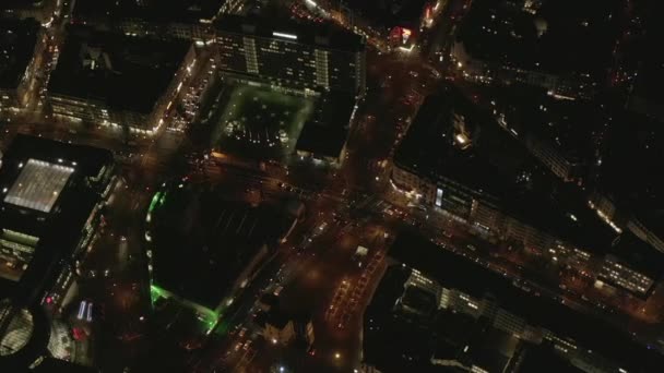 AERIAL: Langsamer Überkopfschuss der Stadt bei Nacht mit Licht und Verkehr, Köln — Stockvideo