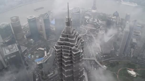 Breathtaking TIME LAPSE: Jin Mao Tower Sourrounded By Fog, Clouds passing by and Car traffic on streets rushour skyscraper in Daylight, Cloudy Day — стоковое видео