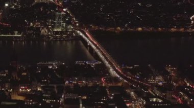 Nehir Ren Nehri, Köprü Otomobili ve Şehir Işıkları ile Köln Almanya üzerinde Güzel Geniş Atış 