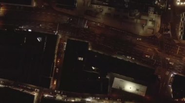 Gece Işıkları ve Trafik, Köln, Almanya 'nın Yavaş Tepeden Çekimi 