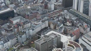 Almanya 'daki Köln şehrinin üzerinden uçuyor. 