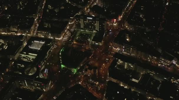 AERIAL: Langsamer Überkopfschuss der Stadt bei Nacht mit Licht und Verkehr, Köln 