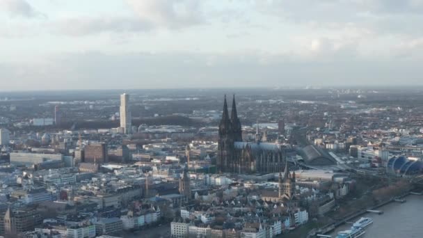 AERIAL: Amplio plano de Colonia Alemania desde el aire con majestuosa Catedral en un día soleado — Vídeo de stock