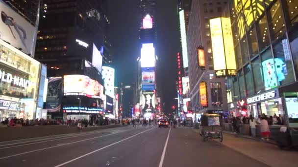 车辆、车辆及行人通过的时代广场夜间灯饰 — 图库视频影像