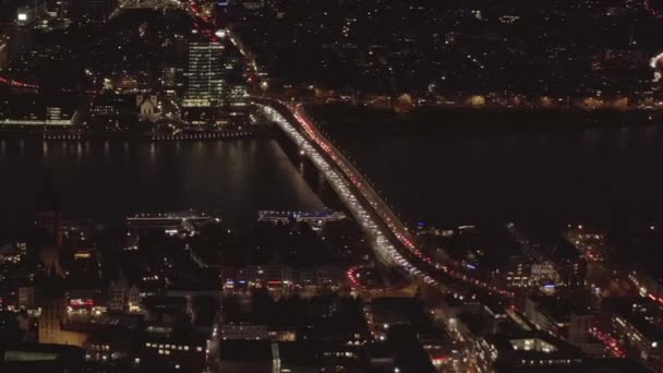AERIAL: 라인 강과 브리지 차량 교통 및 도시 신호등 이 있는 쾰른 독일 상공의 아름다운 광견 총 — 비디오