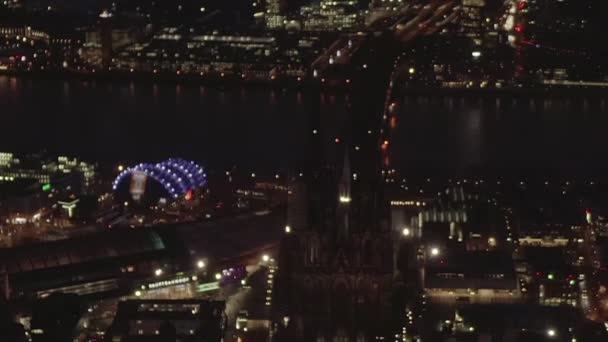 AERIAL: Schöne Weitwinkelaufnahme über Köln bei Nacht mit Stadtbeleuchtung 