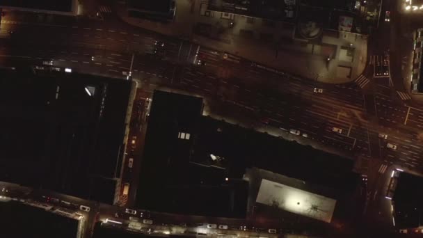 AERIAL: Lenta toma aérea de la ciudad por la noche con luces y tráfico, Colonia, Alemania — Vídeos de Stock
