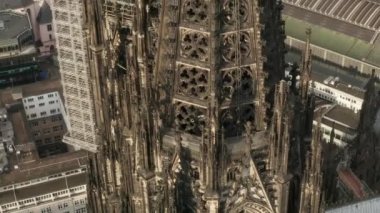 Köln Katedrali 'nin etrafındaki güzel güneş ışığı kulelerinin etrafını kapatın. 