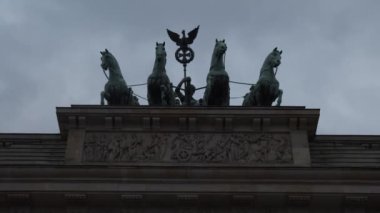 Almanya 'nın Brandenburg Kapısı' ndaki Quadriga Heykeli 'nin yakınında.