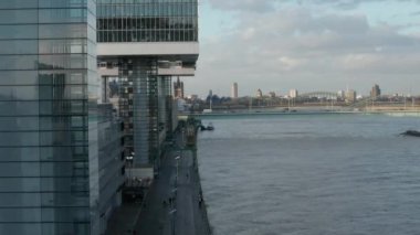 Köln Fütürist Kranhaus, Crane House Apartmanları, Güneş Işığındaki Güzel Ofis Binaları 