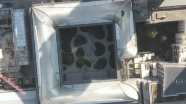 Güneşli bir günde Frankurt am Ana Almanya 'da şehir otomobili trafiği olan yeşil ağaçlı Gökdelen Bahçesi Kuşları