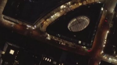 Gece Işıkları ve Trafik, Köln, Almanya 'nın Yavaş Tepeden Çekimi 