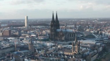 Güneşli bir günde Köln Almanya 'nın görkemli katedraliyle geniş açılı görüntüsü 