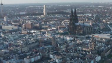 Güneşli bir günde Köln Almanya 'nın görkemli katedraliyle geniş açılı görüntüsü 