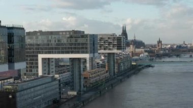 Köln Fütürist Kranhaus, Crane House Apartmanları, Güneş Işığındaki Güzel Ofis Binaları 