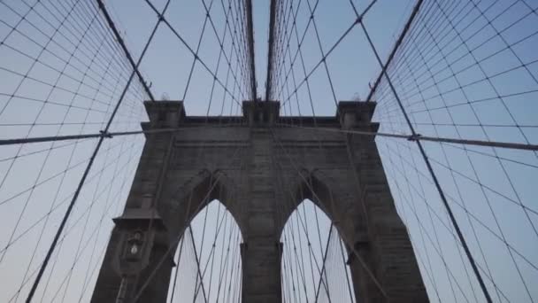 Pusty Brooklyn Bridge bez ludzi wczesnym rankiem o wschodzie słońca w pięknym słońcu w lecie — Wideo stockowe