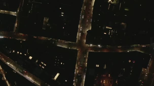 AERIAL: Lassú éjszakai lövöldözés fényekkel és forgalommal, Köln, Németország — Stock videók