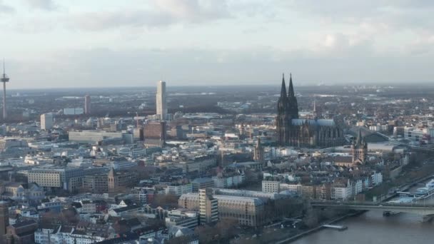 AERIAL: Wide Shot de Colonia Alemania y el río Rin desde el aire con la majestuosa Catedral en un día soleado — Vídeos de Stock