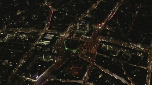 AERIAL: Langsamer Überkopfschuss der Stadt bei Nacht mit Licht und Verkehr, Köln 