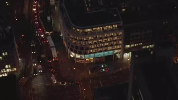 Gece araba trafiği ve şehir ışıklarıyla dolu güzel bir kavşak görüntüsü. — Stok video