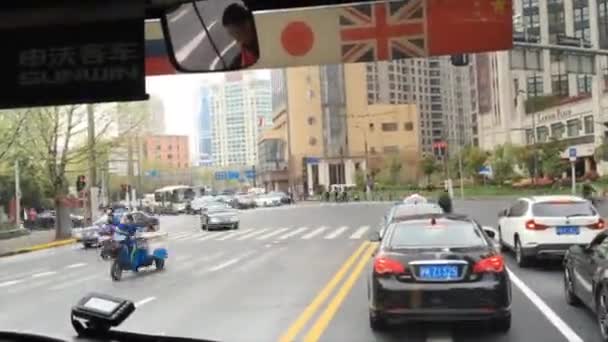 TIJDSTIP: Shanghai Tour Bus rent door de stad in het daglicht, Toeristen Atractie — Stockvideo