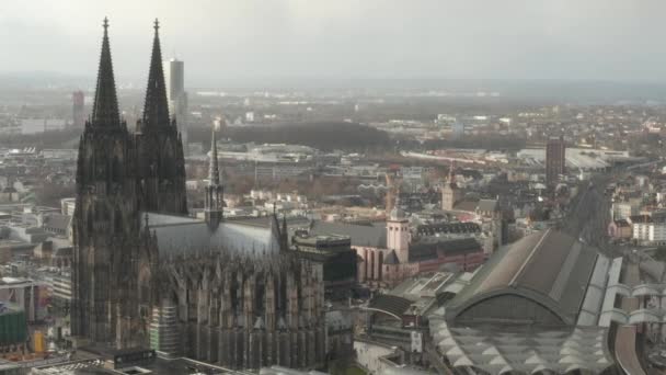 AERIAL: Körözés körül Gyönyörű kölni katedrális központi pályaudvar gyönyörű ködös napfény — Stock videók