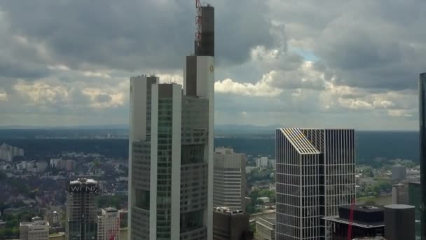 AERIAL: Close up of Frankfurt nad Mohanem, Německo Skyline with Clouds, cloudy — Stock video
