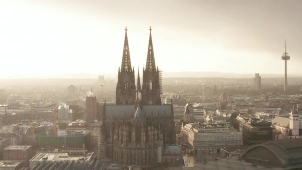 AERIAL: Hacia la Catedral de Colonia y la Torre de TV en la hermosa luz del sol nebulosa con lluvia — Vídeos de Stock