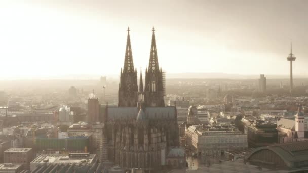 AERIAL: Bei nebligem Sonnenschein und Regen in Richtung Kölner Dom und Fernsehturm 