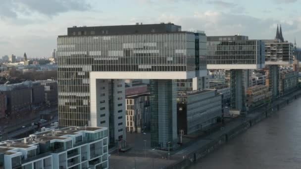 AERIAL: Vista sobre o Rio Reno em Colônia com Kranhaus futurista, Crane House Apartments, Edifícios de escritórios em bela luz solar — Vídeo de Stock