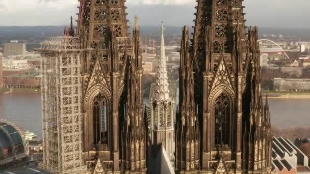 AERIAL: Nahaufnahme des Kölner Doms zwei braune Türme im schönen Sonnenlicht 
