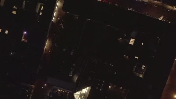AERIAL: Lassú éjszakai lövöldözés fényekkel és forgalommal, Köln, Németország — Stock videók