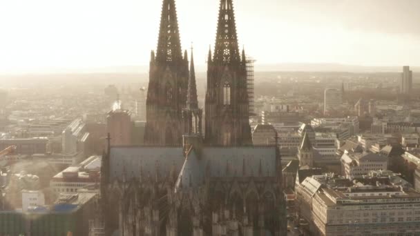 AERIAL: Bei nebligem Sonnenschein und Regen in Richtung Kölner Dom und Fernsehturm — Stockvideo