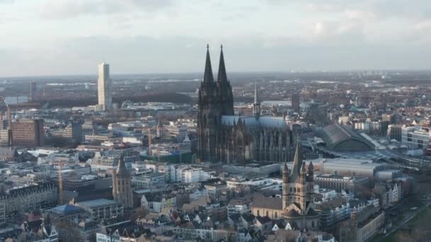 AERIAL: Weitwinkelaufnahme von Köln aus der Luft mit majestätischem Dom an sonnigem Tag — Stockvideo