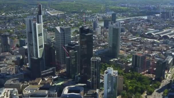 AERIAL Ovanför Frankfurt am Main med drönare tittar ner på skyskrapor i vacker sommarsol — Stockvideo