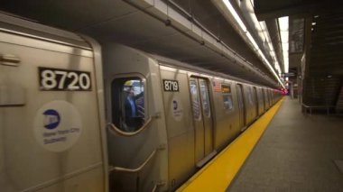 New York Metro Treni geçiyor, kamera onu takip ediyor. 