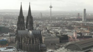 Güzel Köln Katedrali 'nin etrafında güzel, puslu güneş ışığı altında Merkez Tren İstasyonu ile daireler çiziyor. 