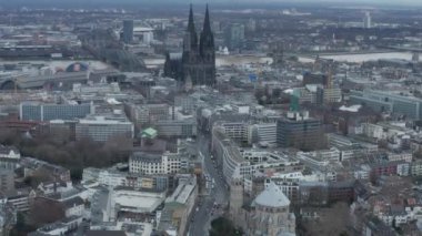 Bulutlu bir günde, Köln Almanya 'nın görkemli katedraliyle geniş açılı görüntüsü 