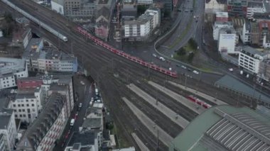 Bulutlu bir günde trenle Köln Demiryolu Tren Sisteminde 