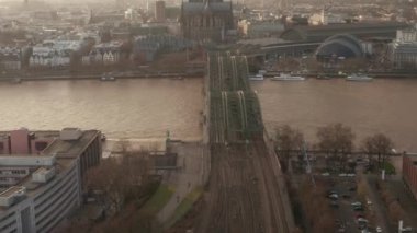 Köln Hohenzollern Köprüsü ve Katedrali 'nin üzerinde güzel, puslu gün ışığı manzarası 