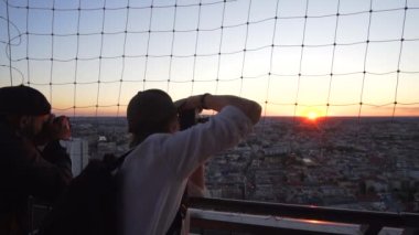 Kafkasyalı Fotoğrafçı Yazın Sunset 'in Çatısı' nda Fotoğraf Çekiyor