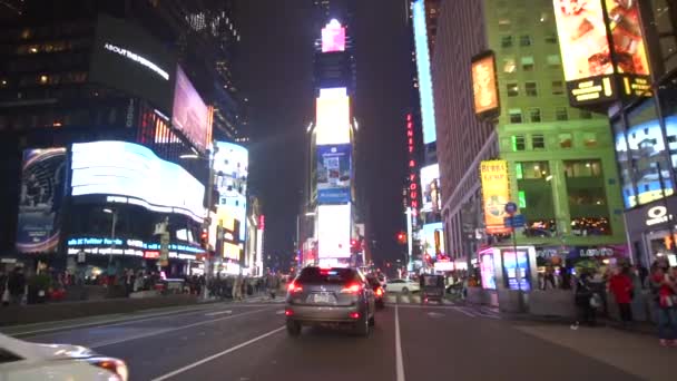 Times Square Lights τη νύχτα με την κυκλοφορία, αυτοκίνητα και ανθρώπους που περνούν — Αρχείο Βίντεο