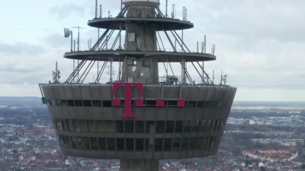 AERIAL: Primer plano de la torre de televisión de Colonia en el día nublado — Vídeos de Stock