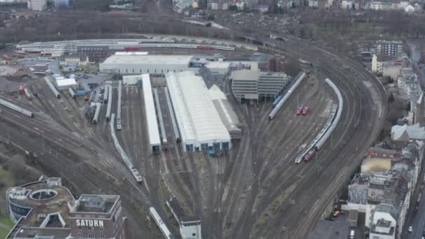 AERIAL: Πάνω από Cologne Rail Way Train σύστημα με τρένο οδήγηση την ημέρα Νεφώσεις — Αρχείο Βίντεο