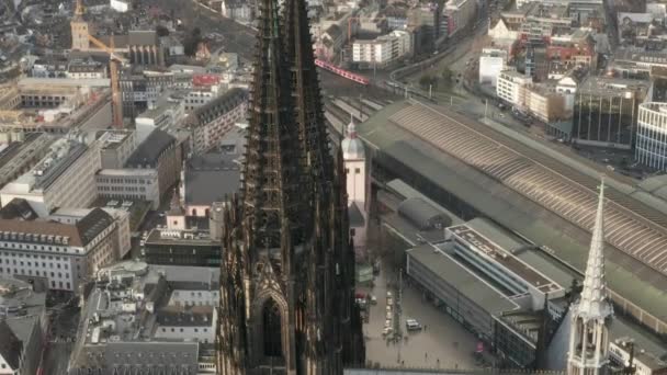 AERIAL: Mooie kathedraal van Keulen in mooi wazig zonlicht — Stockvideo