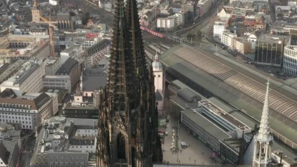 AÉRIAL : Belle cathédrale de Cologne sous un beau soleil brumeux — Video